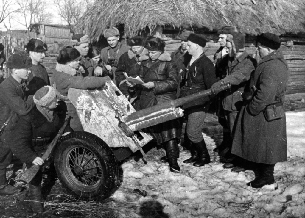 Советские партизаны у противотанкового орудия.jpg