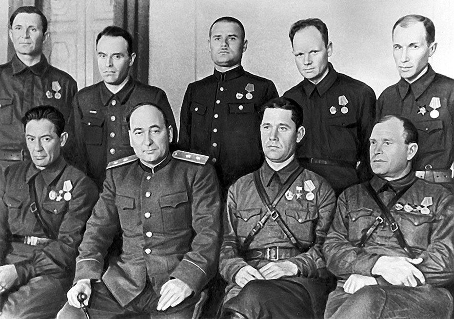 Начальник Центрального штаба партизанского движения П.К. Пономаренко (сидит вторым слева) с группой командиров партизанских отрядов.jpg