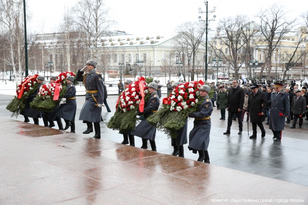 Торжественная церемония возложения венков и цветов к Могиле Неизвестного Солдата