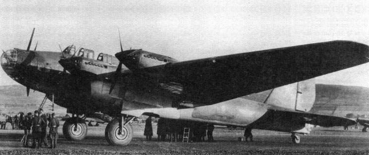 Бомбардировщик Пе-8, на котором нарком иностранных дел В.М. Молотов летал в Англию и в США в 1942 году.jpg
