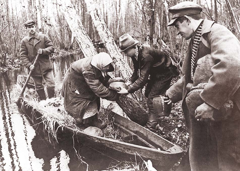 Советские партизаны получают продовольственную помощь от мирного населения.jpg