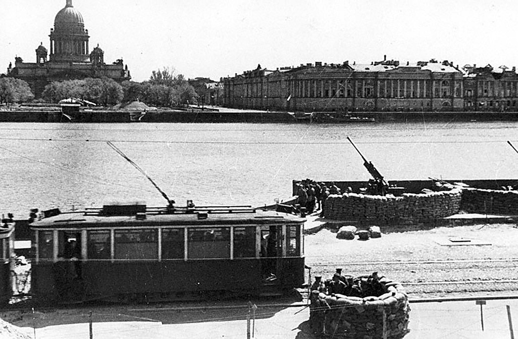 Зенитная батарея на Университетской набережной. 1942 г.